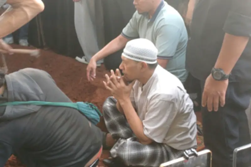 Aji Darmaji Jalani Ramadan Pertama Tanpa Mpok Alpa, Ziarah di TPU Ciganjur