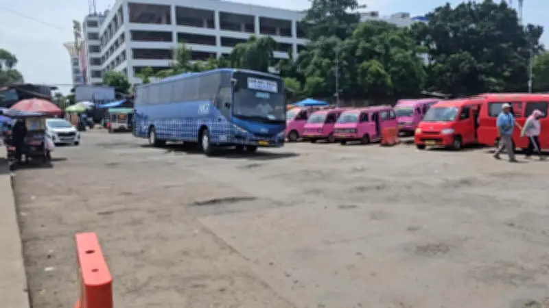 Akses Jalan Terminal Terpadu Depok Rusak Parah, Warga Keluhkan Mirip Kubangan Kerbau