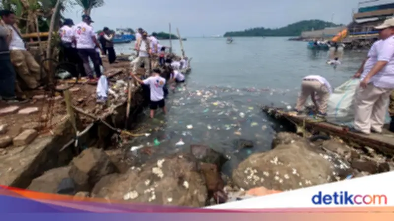 Akses Wisata Pulau Merak Besar Dipenuhi Sampah, Kader Gerindra Turun Tangan Bersihkan
