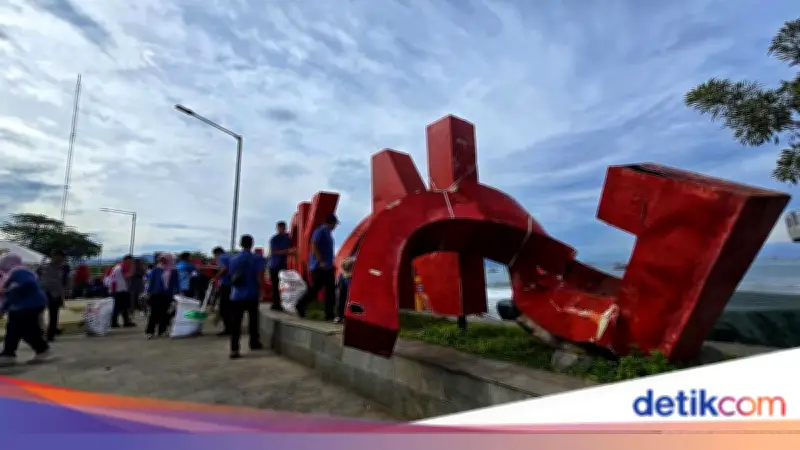 Alun-alun Gadobangkong Sukabumi Rusak Parah, Bupati Soroti Pengelolaan