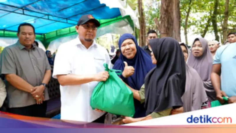 Andre Rosiade Bagikan 1.000 Paket Sembako di Pariaman, Ikuti Arahan Ketum Gerindra
