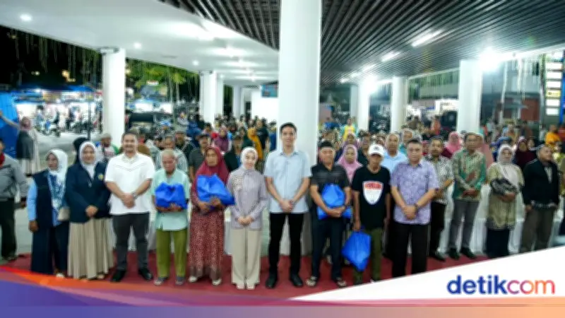 Andre Rosiade Bagikan 5.000 Paket Sembako ke Warga Sawahlunto Jelang Ramadan