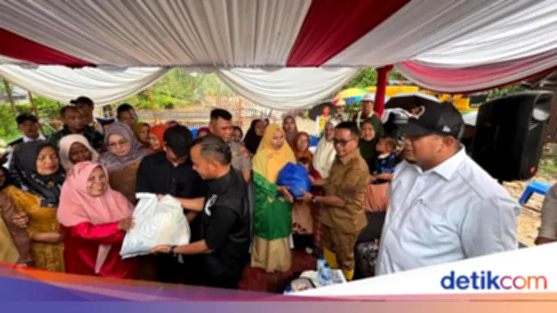 Andre Rosiade Bagikan Ribuan Sembako di Pessel, Perkuat Kehadiran Gerindra