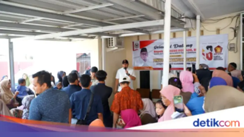 Andre Rosiade Bagikan Sembako dan Paparkan Program Pembangunan di Padang