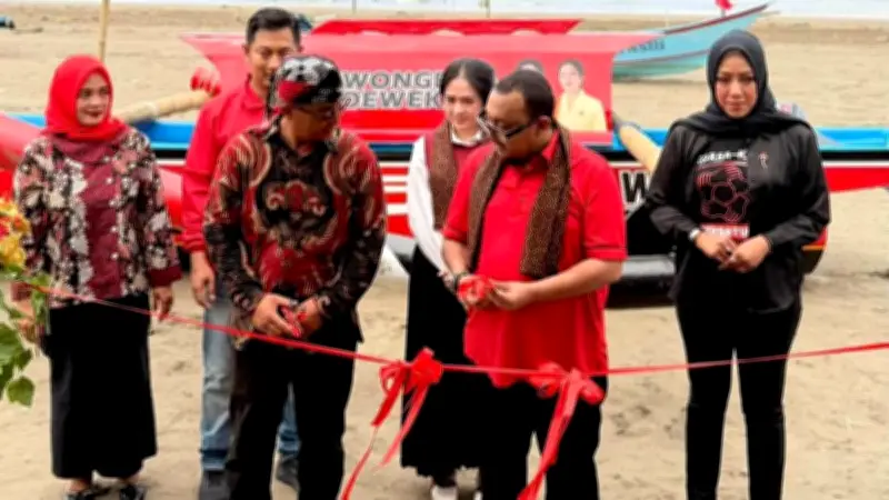 Anggota DPR Kaisar Serahkan Bantuan Kapal untuk Regenerasi Nelayan Cilacap