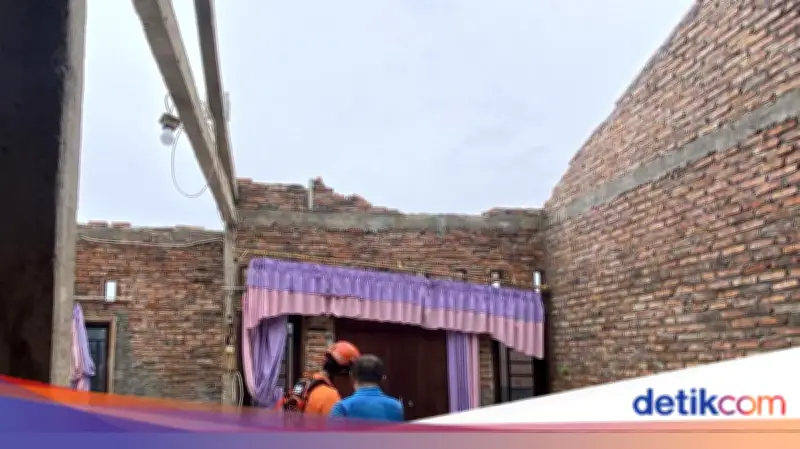 Angin Kencang Rusakkan 71 Rumah Warga di Pakansari Bogor, Atap Stadion Juga Terdampak