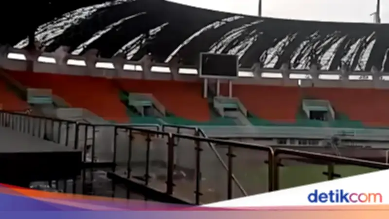 Atap Stadion Pakansari Bogor Rusak Diterjang Angin Kencang, 1 Pedagang Terluka