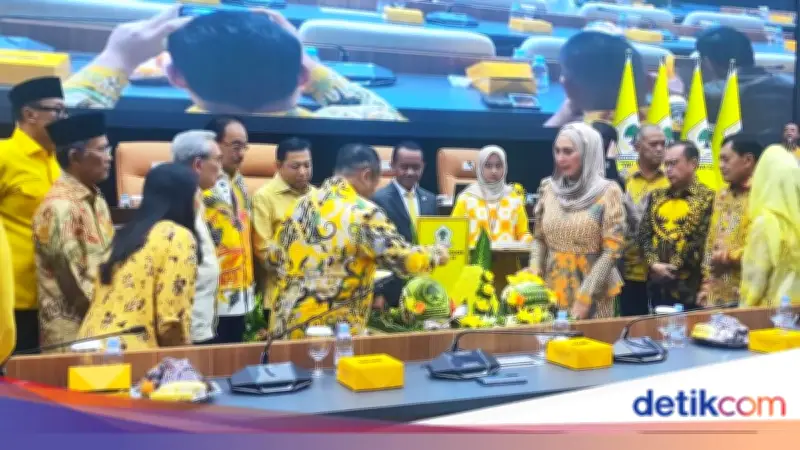 Bahlil Potong Tumpeng HUT Fraksi Golkar, Setya Novanto Hadir di Sampingnya