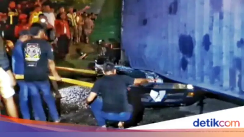 Balita di Pangkuan Ibu Tewas dalam Kecelakaan Truk Timpa Sedan di Karawang