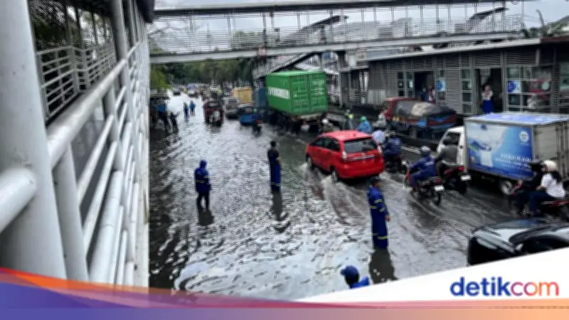 Banjir 10 Cm di Jalan Daan Mogot Jakbar, Lalu Lintas Macet Parah