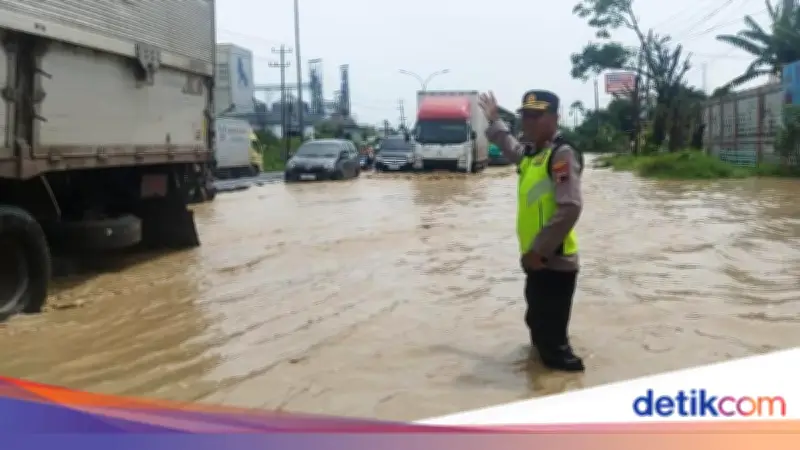 Banjir di Jalur Pantura Semarang Sebabkan Kemacetan Panjang 15 Kilometer