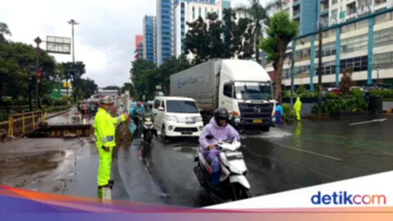 Banjir di Jl DI Panjaitan Jakarta Timur Surut, Lalu Lintas Tetap Padat