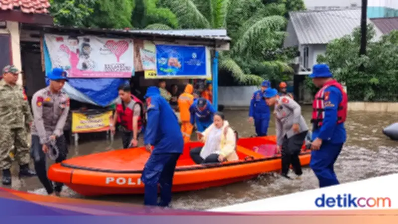 Banjir Rendam Kebon Pala, Polisi Evakuasi Warga ke Tempat Kerja dengan Perahu