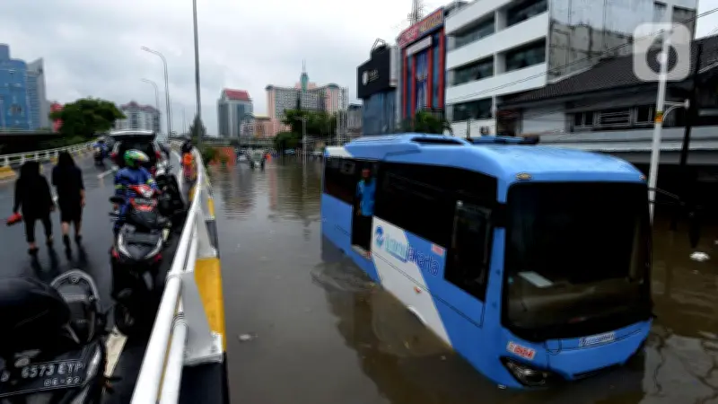 Banjir Sebabkan Transjakarta Koridor 13 Puri Beta-Petukangan Terlambat 1,5 Jam
