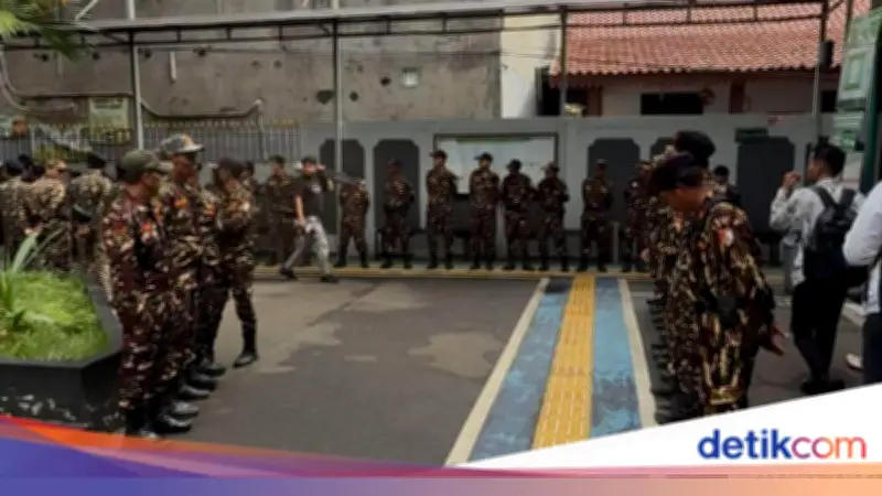 Banser NU Bentuk Barisan di Sidang Praperadilan Perdana Gus Yaqut di PN Jaksel
