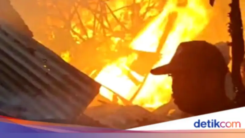 Belasan Kios di Pasar Labuan Pandeglang Ludes Terbakar, Diduga Akibat Korsleting Listrik