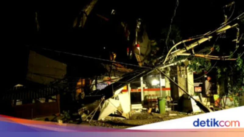 Beringin Reringgi 25 Meter Tumbang di Ubud, Timpa Restoran dan Kendaraan