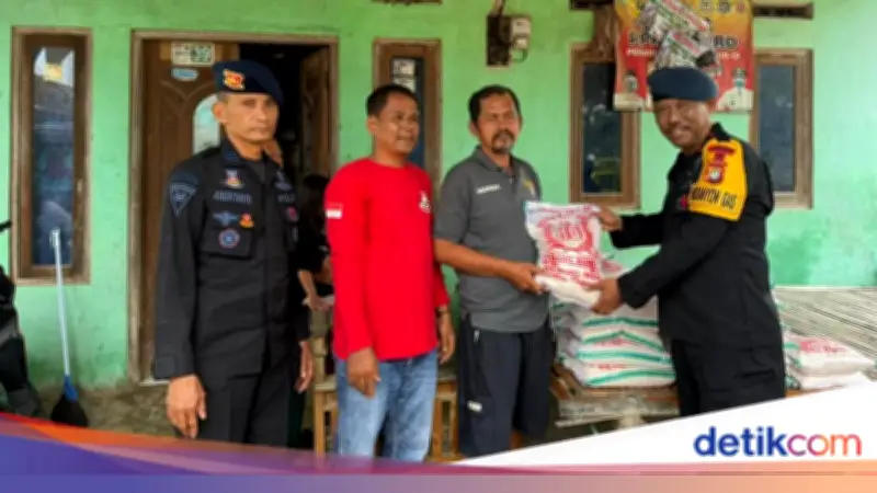 Brimob Polda Metro Jaya Bagikan Sembako di Bekasi Lewat Program Jumat Peduli