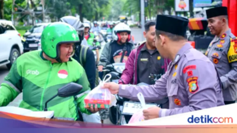 Brimob Polda Metro Jaya Bagikan Takjil untuk Warga dan Pengemudi Ojol di Ramadan