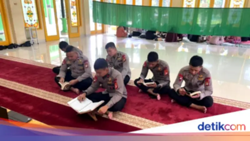 Brimob Polda Metro Jaya Gelar Tadarusan dan Berbagi Takjil di Bekasi Saat Ramadan