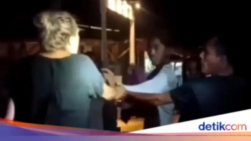 Bule Terganggu Tadarusan di Gili Trawangan Ancam Warga Pakai Parang