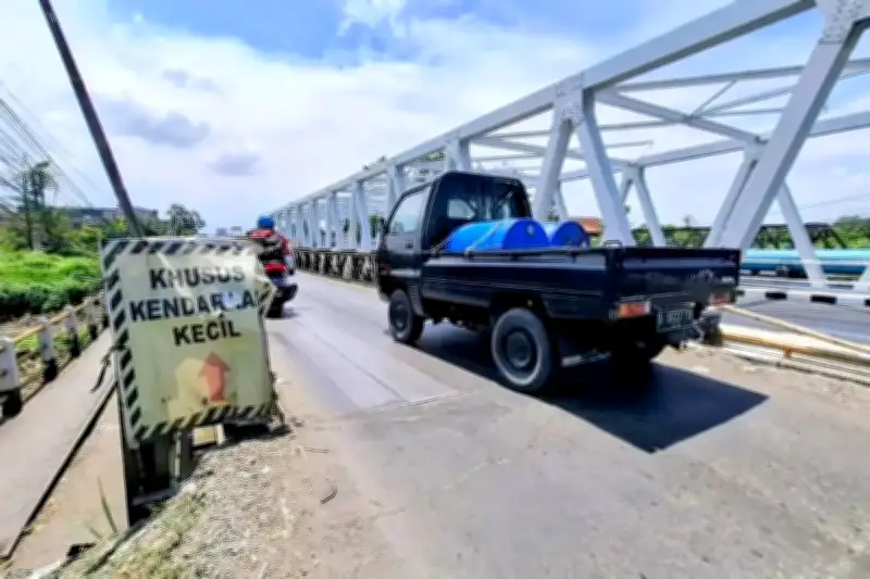 Bupati Bandung Ancam Ambil Alih Perbaikan Jembatan Sasak Geulis dari Pemprov Jabar