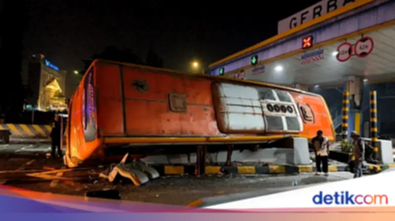 Bus Pariwisata Terguling di GT Waru Surabaya, 16 Penumpang Alami Luka Ringan