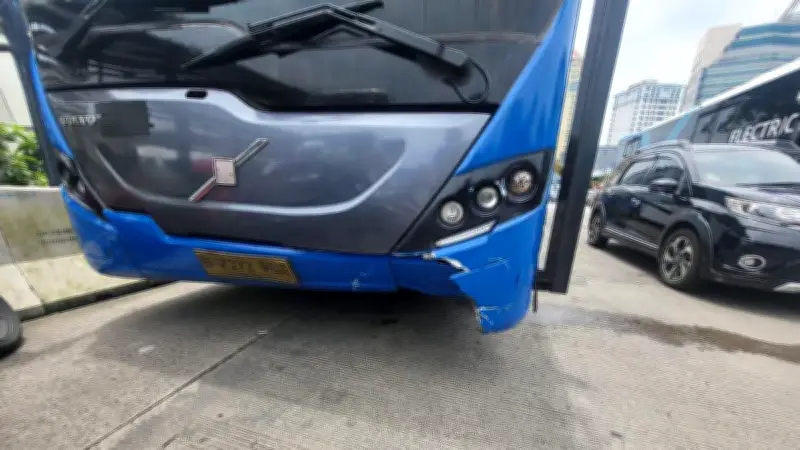 Bus TransJakarta Tabrakan dengan Ojol di Gunung Sahari, Pengendara Motor Luka-luka