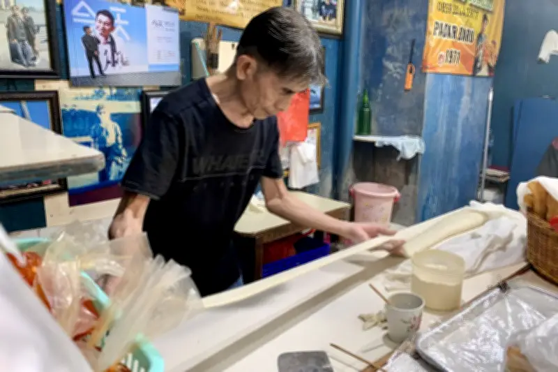 Cakue Ko Atek: Kuliner Legendaris Pasar Baru yang Bertahan Sejak 1971