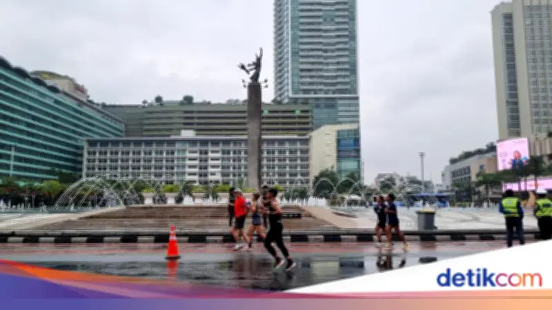 CFD Jakarta Pekan Pertama Ramadan Tetap Ramai, Warga Antusias Olahraga