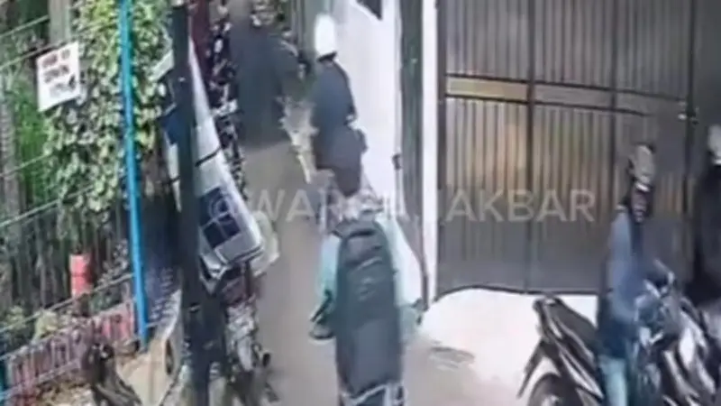 Detik-Detik Curanmor Bersenjata di Jakbar Terekam CCTV, Dua Pelaku Berhasil Diamankan