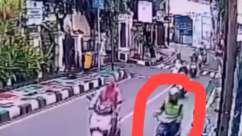 Detik-Detik Pencurian Motor di Jagakarsa: Pelaku Berjaket Ojol Terekam CCTV