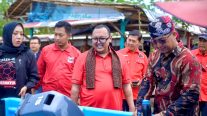 DPR RI Kaisar Salurkan Bantuan Kapal untuk Nelayan Muda Cilacap, Tegaskan Martabat Profesi Bahari