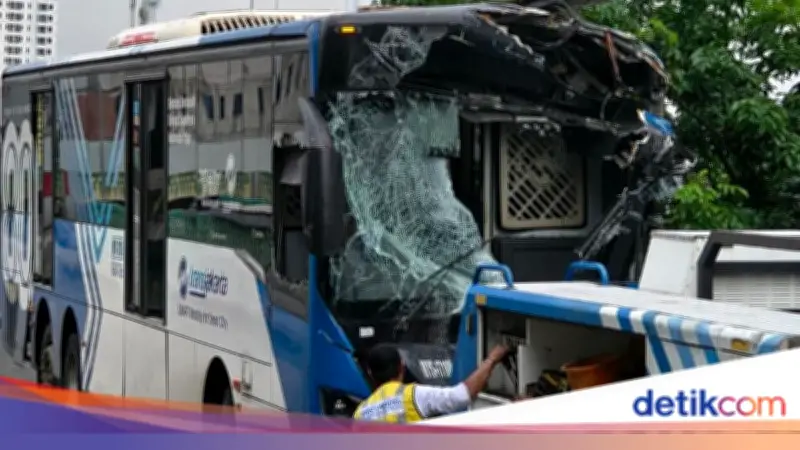 Dua Bus Transjakarta Tabrakan di Koridor 13 Cipulir, Penumpang Dievakuasi