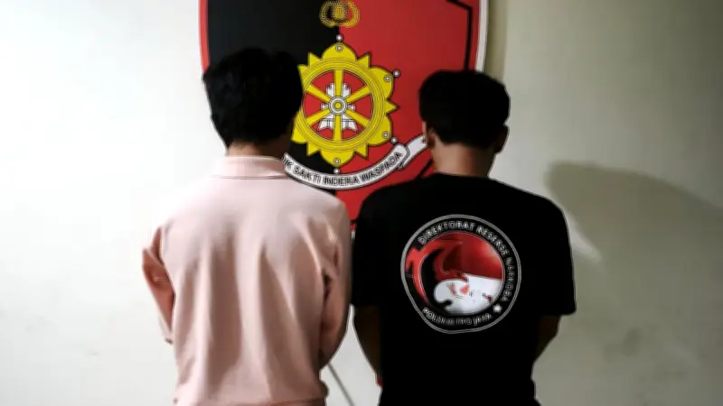 Dua Pria Depok Berpura-pura Polisi Pakai Atribut Gadungan untuk Peras Jukir, Diamuk Massa