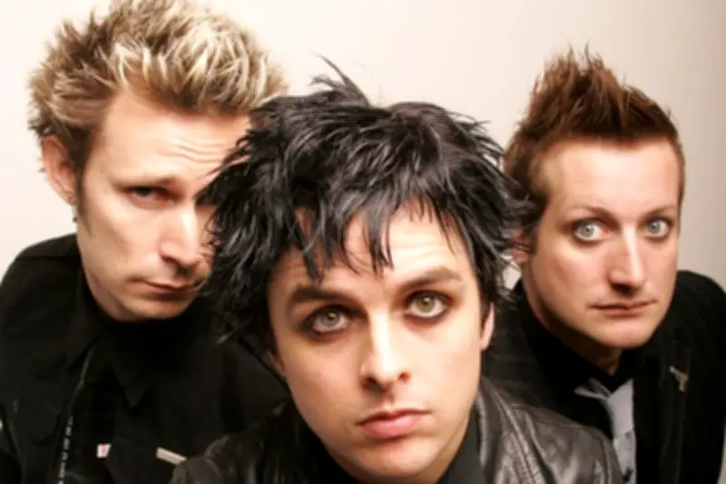 Green Day Kritik Keras Agen ICE AS di Konser Super Bowl, Serukan Mundur dari Pekerjaan