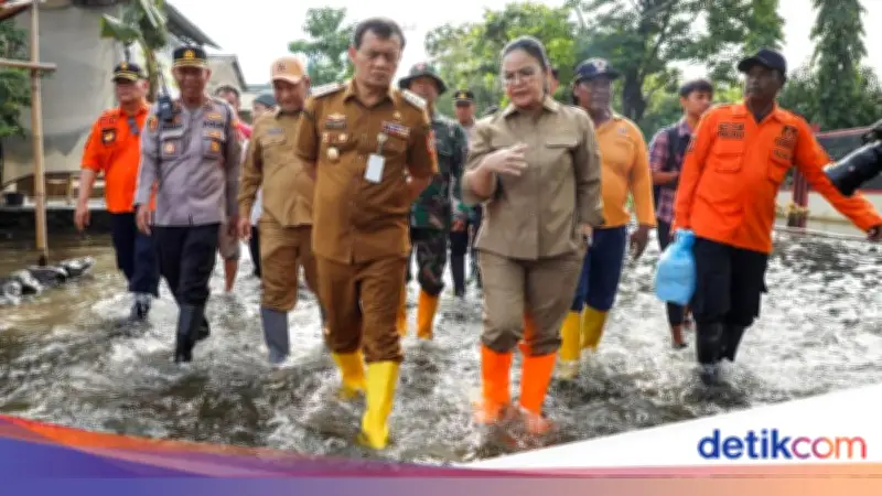 Gubernur Jateng Tinjau dan Serahkan Bantuan Rp 410 Juta untuk Korban Banjir Semarang