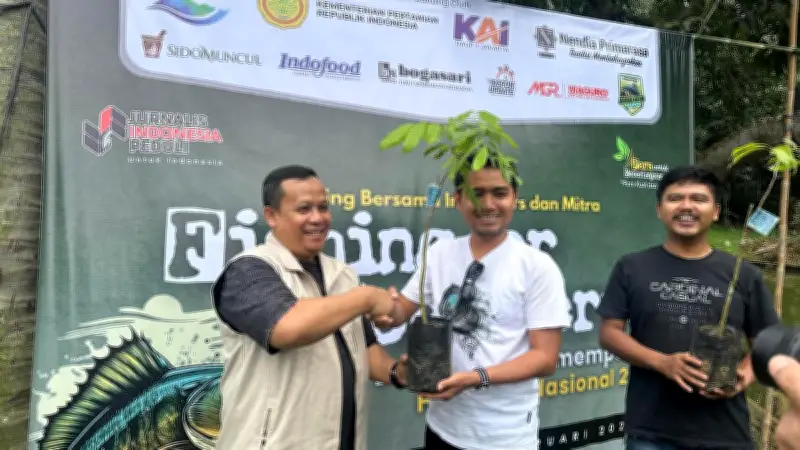 Hari Pers Nasional Dirayakan dengan Fun Fishing dan Donasi Pohon di Depok