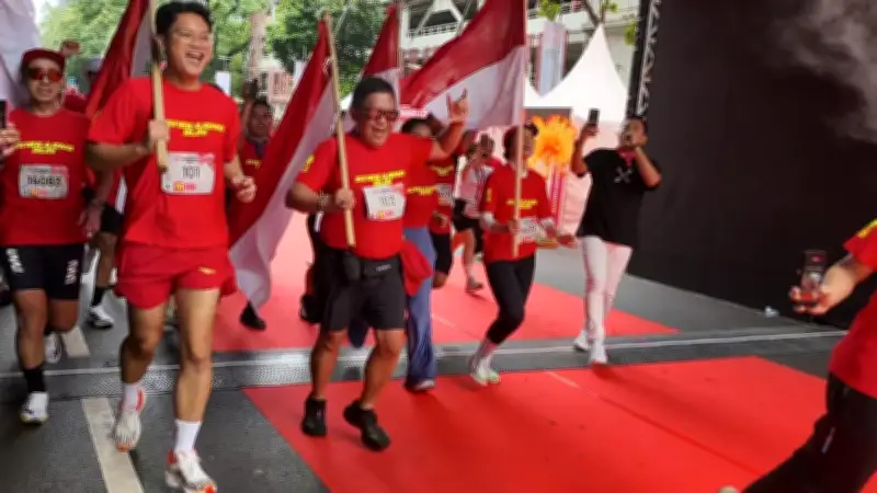 Hasto Kristiyanto Tuntaskan Lari 10K Soekarno Run 2026 dengan Kibarkan Bendera Merah Putih
