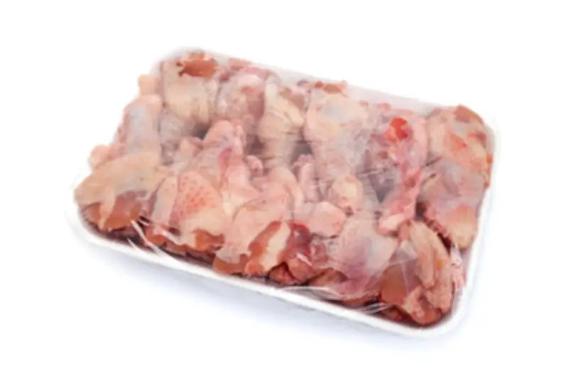 Hindari Zona Bahaya! Ini Cara Cepat dan Aman Mencairkan Ayam Beku