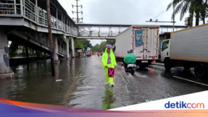 Hujan Dini Hari Sebabkan Genangan 10 Cm di Jalan Daan Mogot Jakarta Barat