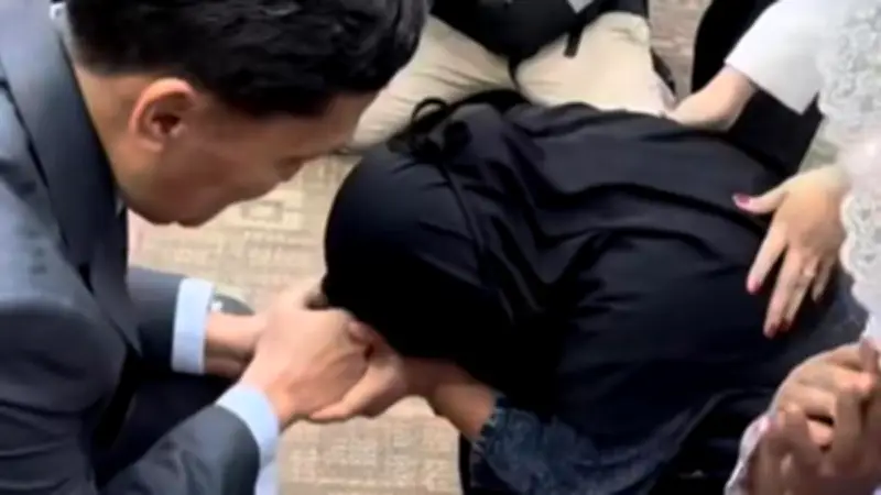 Ibu Menangis dan Bersujud di DPR, Mohon Keadilan untuk Anak yang Terjerat Kasus