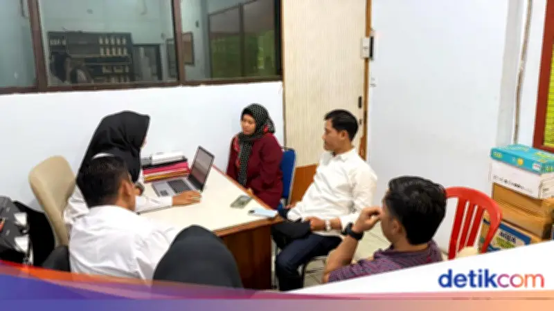 Ibu Tiri Tersangka Penganiaya Bocah Sukabumi Tampak Lemas Saat Diperiksa Polisi