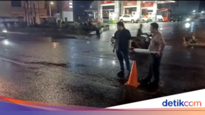 Jalan Berlubang di Ciputat Sebabkan Kecelakaan, Polisi Pasang Traffic Cone
