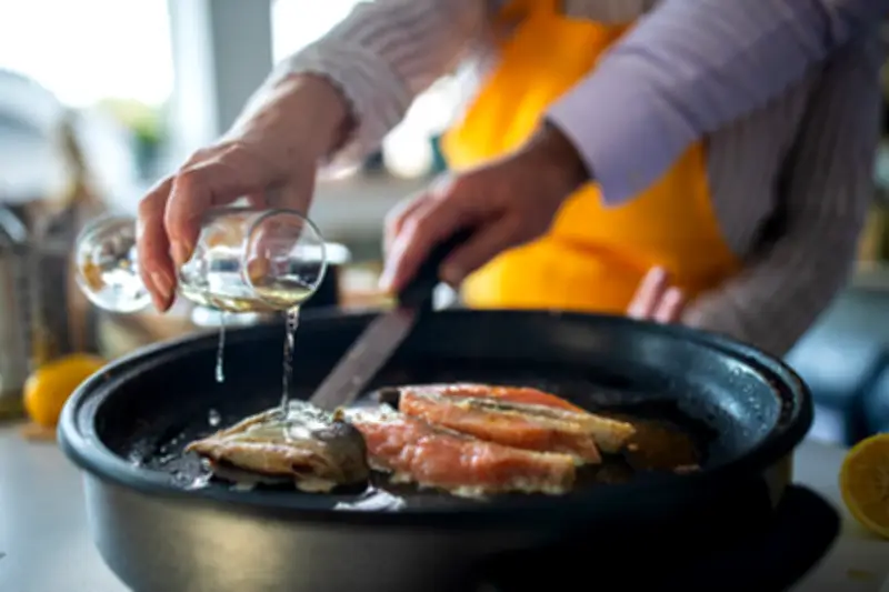 Jangan Takut Minyak Meletup, Ini 7 Tips Menggoreng Ikan dengan Aman