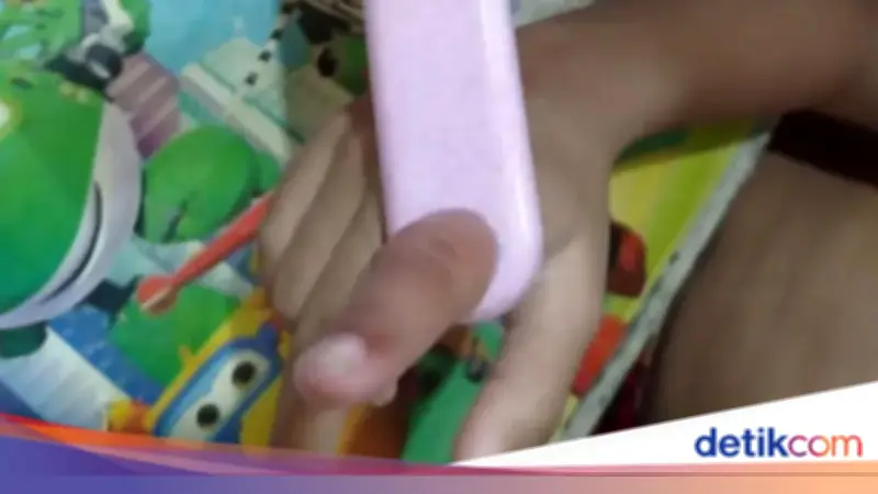 Jari Bocah 11 Tahun Nyangkut di Lubang Gayung, Damkar Depok Evakuasi Selama 1 Jam