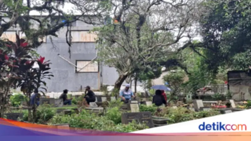 Jelang Ramadan, TPU Dreded Bogor Dibanjiri Peziarah yang Berziarah ke Makam Keluarga