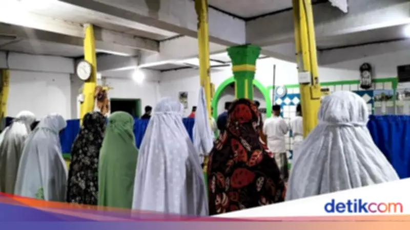 Jemaah Tarekat Naqsyabandiyah di Padang Gelar Salat Tarawih Pertama Ramadan 1447 H