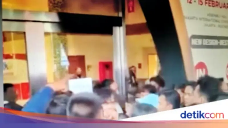 Jewelry Fair JCC Senayan Sempat Riuh, Pengunjung Berebut Beli Emas Mulia