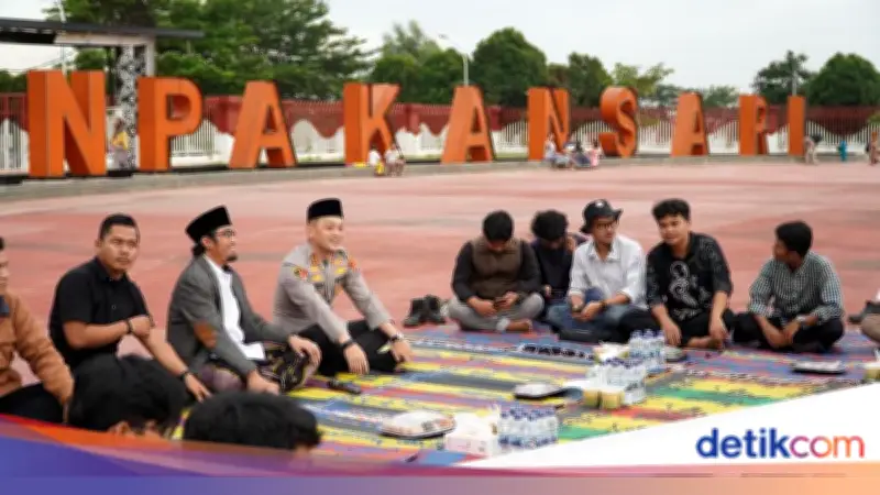 Kapolres Bogor Jalin Silaturahmi Ramadan dengan Bagi Takjil dan Bukber Bersama Mahasiswa
